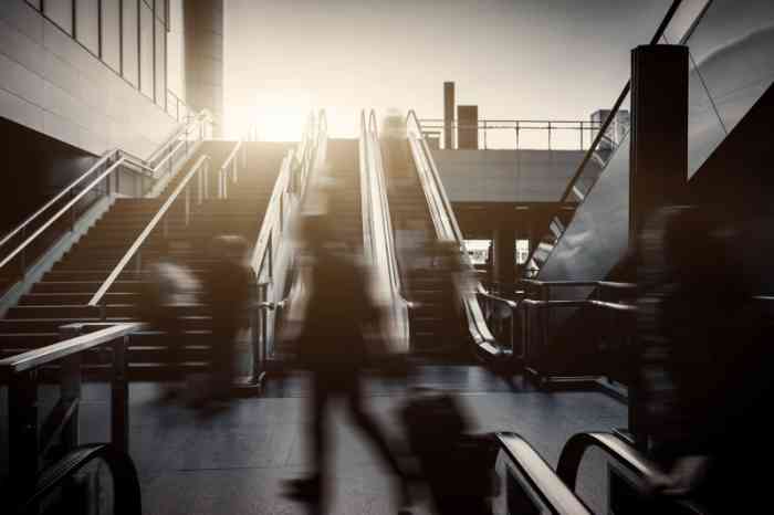 Noisy environments: people walking and escalator