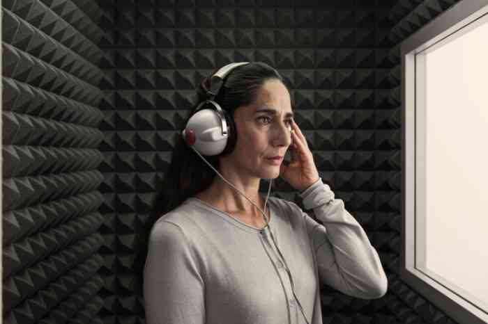 Woman with headphones during an Amplifon free hearing test