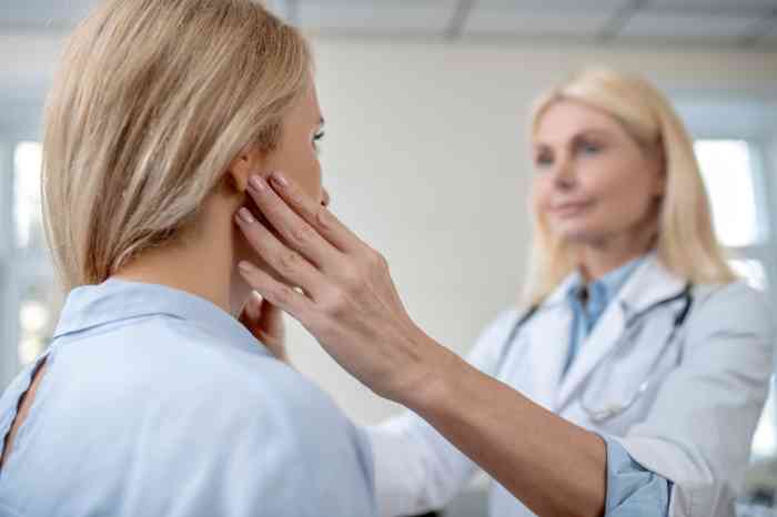 Young woman with pain in right ear