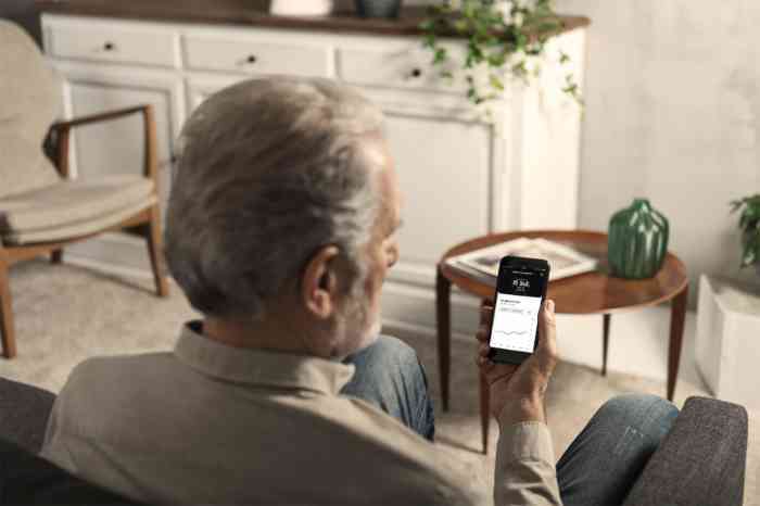 Man gebruikt de Amplifon app