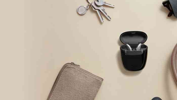 Hoortoestellen en oplader op tafel