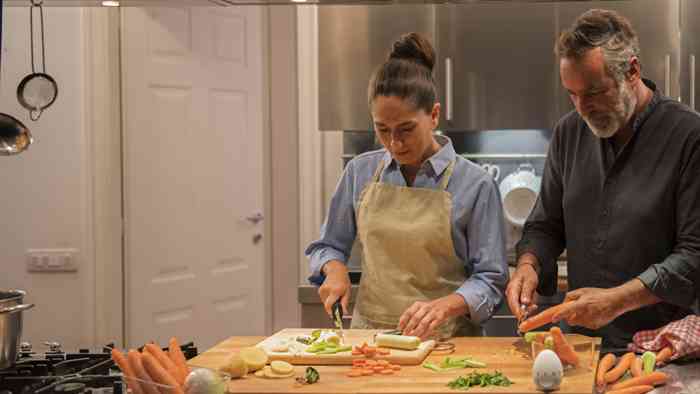 Un couple cuisinant à la maison