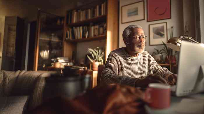 Homme passant un test en ligne