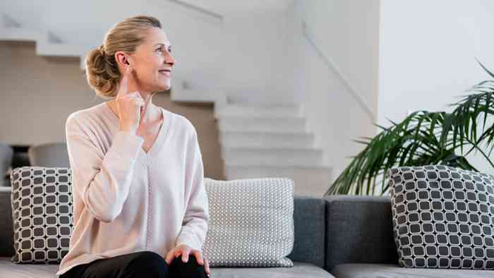 Femme sur son canapé