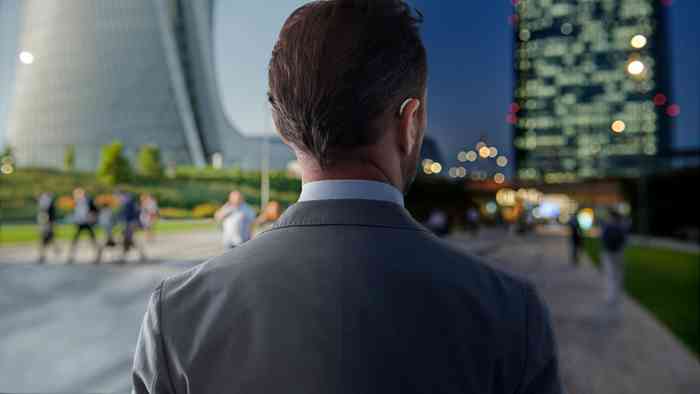 Uomo con apparecchi acustici