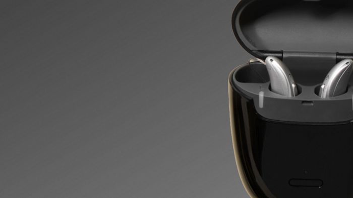 Gros plan sur le voyant vert de charge de l’appareil auditif ampli-power 6G noir