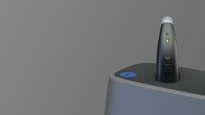 Gros plan sur le voyant vert de charge de l’appareil auditif ampli-power 6G noir