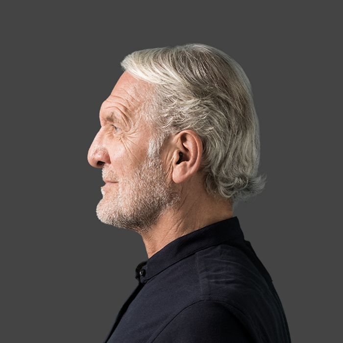 Audiologe empfiehlt ein Im-Ohr-Hörgerät