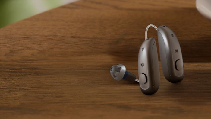 mini-ampli sur table en bois