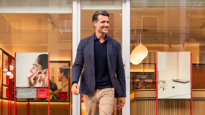 Un appareil auditif invisible sur-mesure