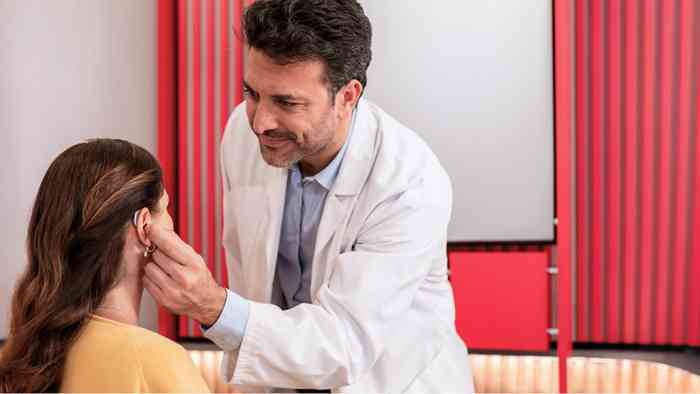 Femme de profil portant un appareil auditif