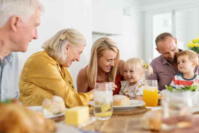 Eine Familie frühstückt