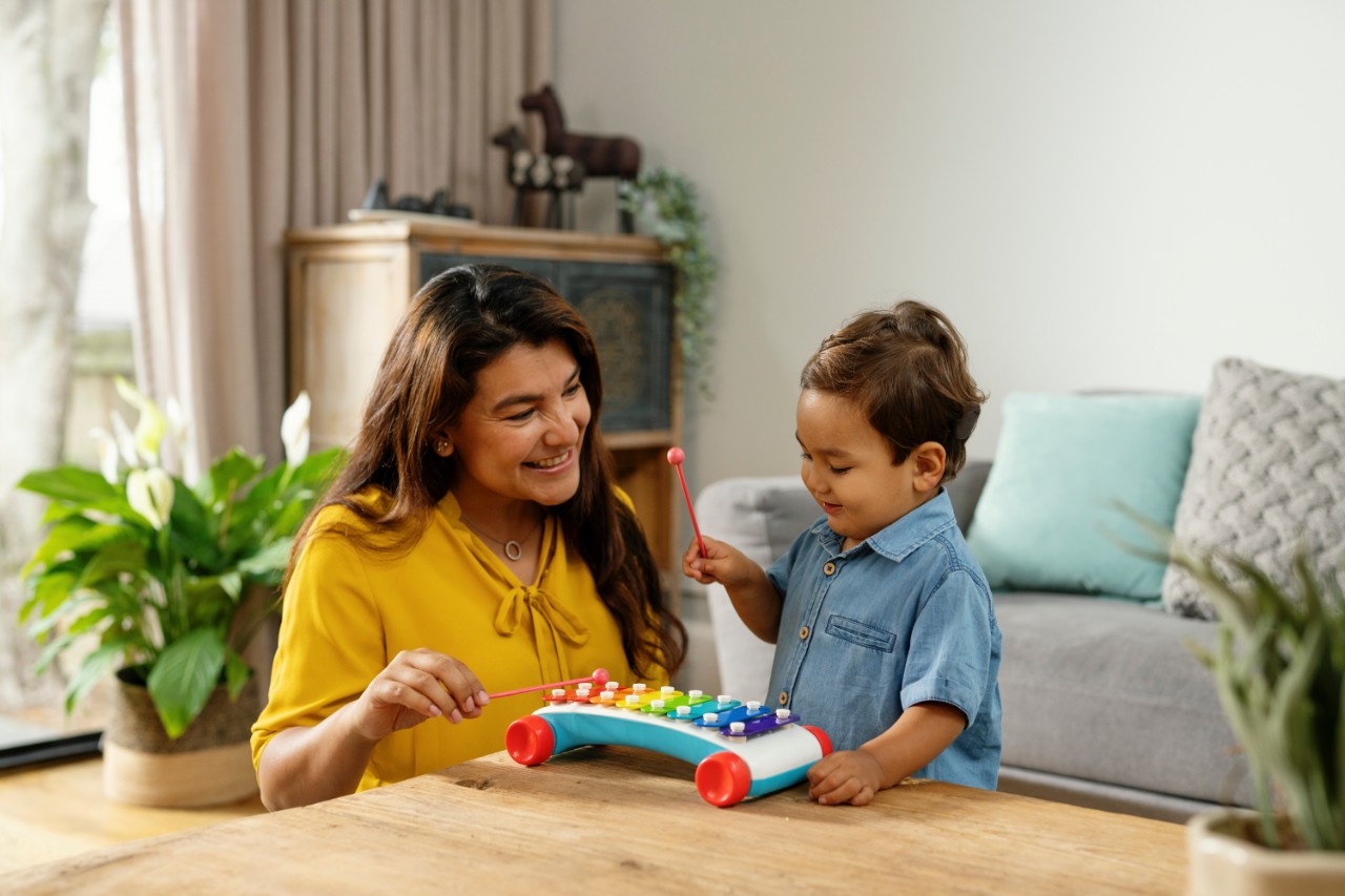 Ein Kind spielt mit einem Musikinstrument