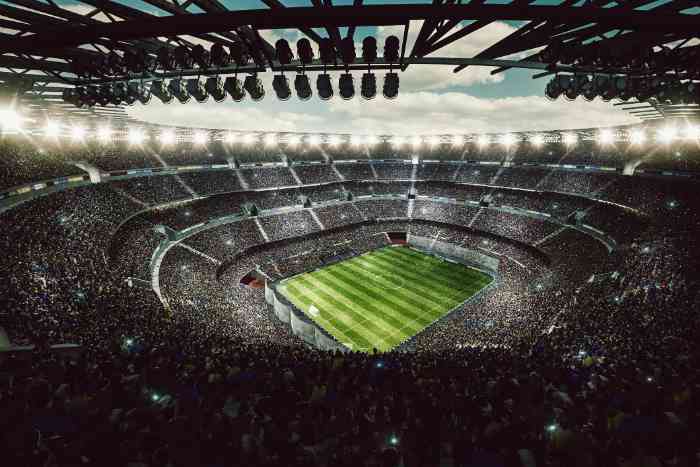 Audioprothésiste montre une aide auditive à une cliente