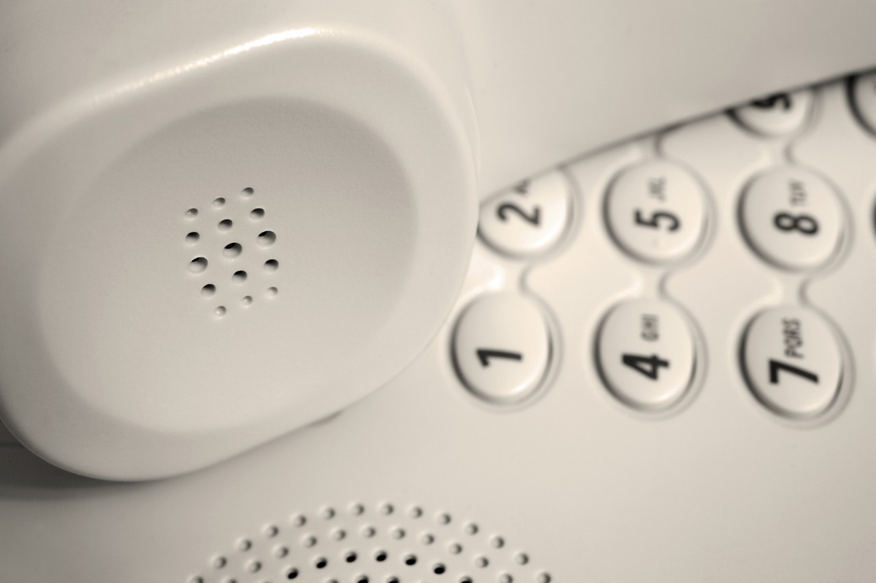 Gros plan sur un téléphone fixe blanc