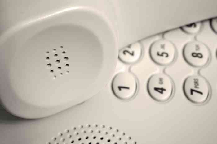 Gros plan sur un téléphone fixe blanc