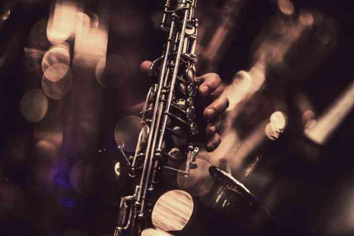 Une main appuyant sur les touches d'un saxophone 