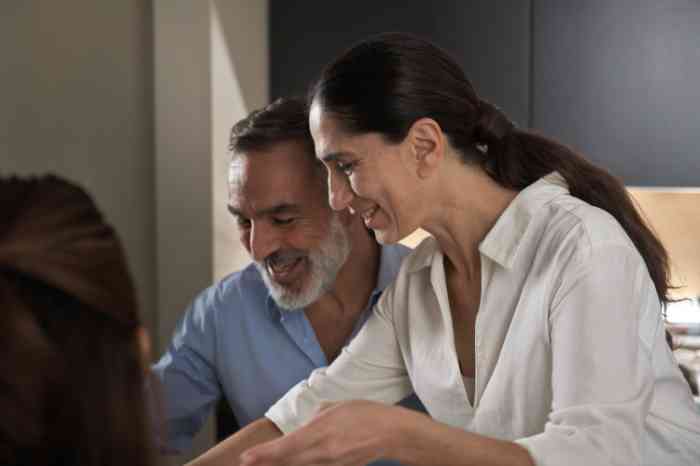 Familie beim Frühstück.