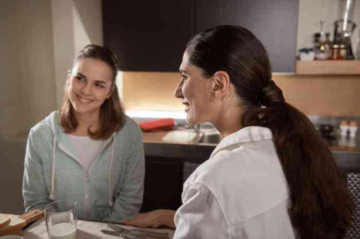 famiglia che fa colazione, profilo di una donna.