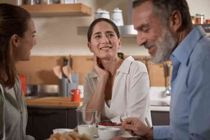 famille prenant le petit-déjeuner.