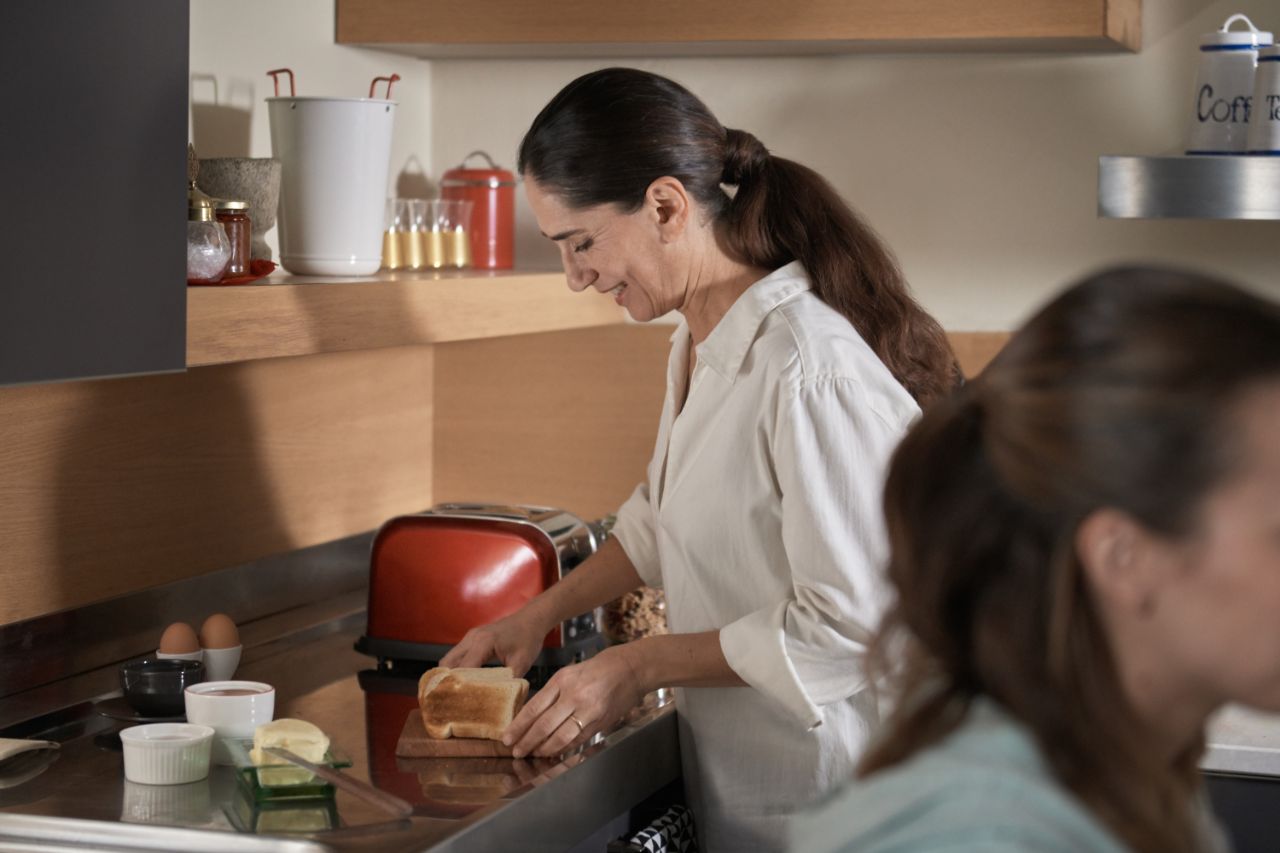 donna che cucina pane.