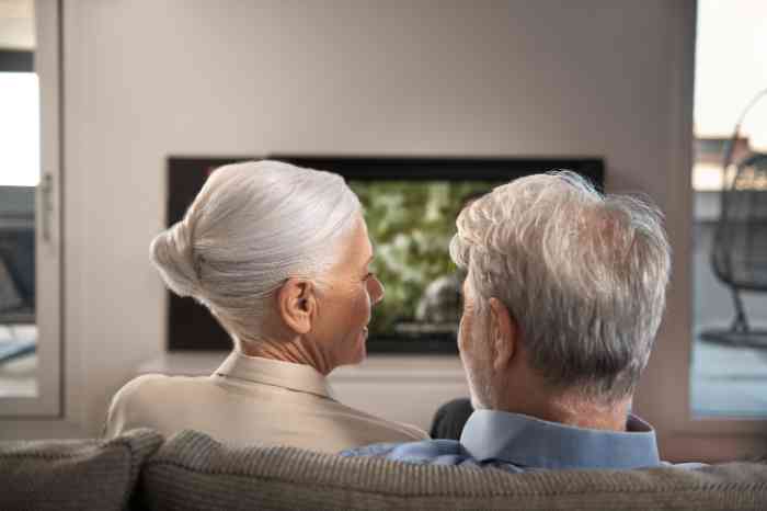 Grand-parents regardent la télé