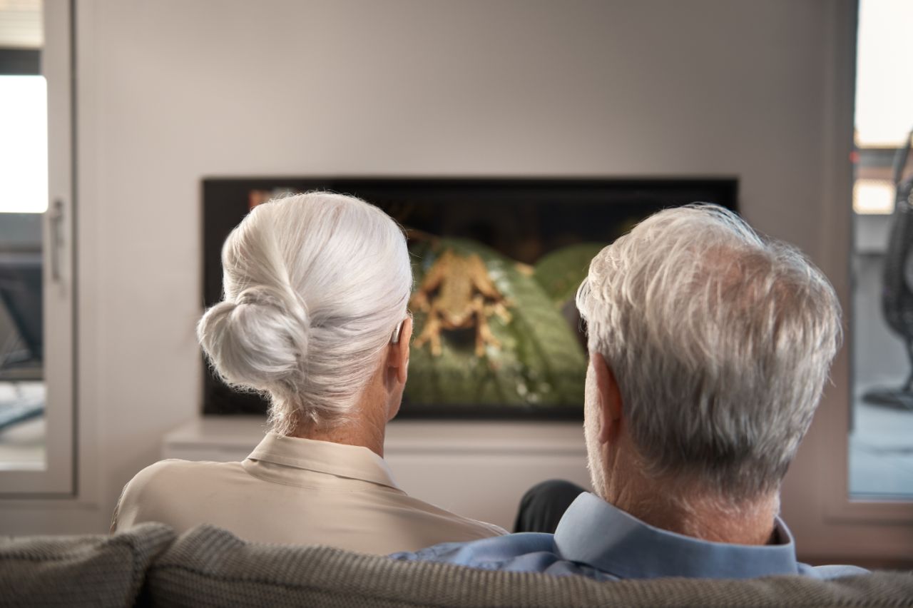 grands-parents regardant la télé.