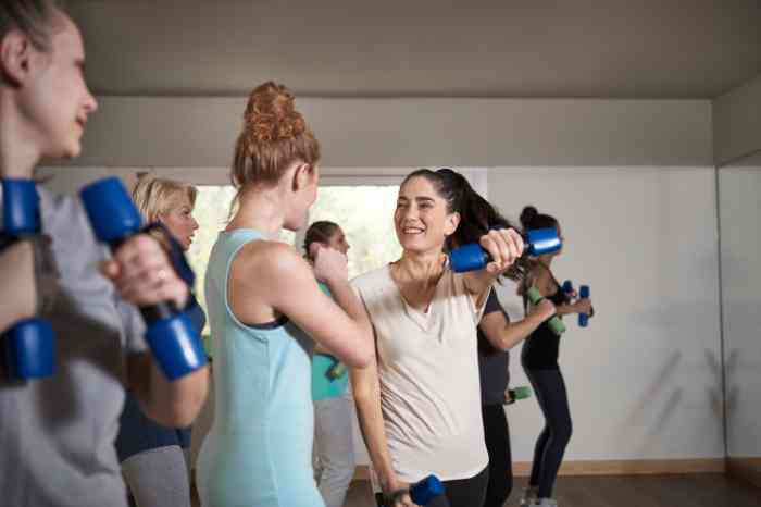 gruppo di donne che si allenano insieme in palestra.
