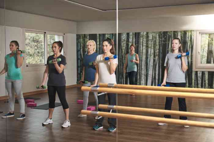  A man wearing a BTE hearing aid hiking in the mountains with a woman