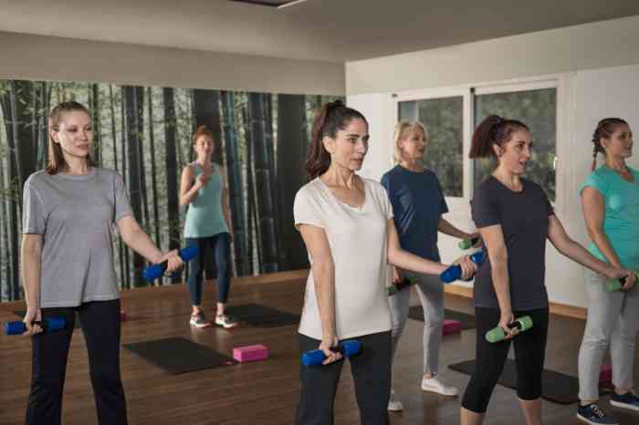 gruppo di donne che si allenano insieme in palestra.