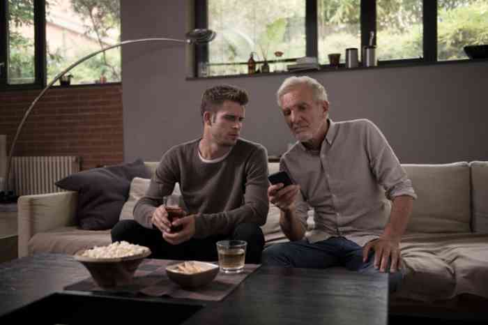 Un couple se divertissant en utilisant une tablette 