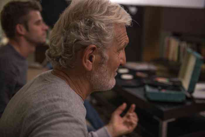 Un sénior portant un appareil auditif invisible