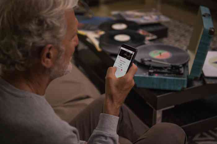 Senior man looking at Amplifon app on his smartphone