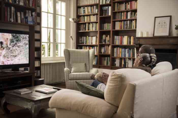 Un couple regardant la télévision dans leur salon