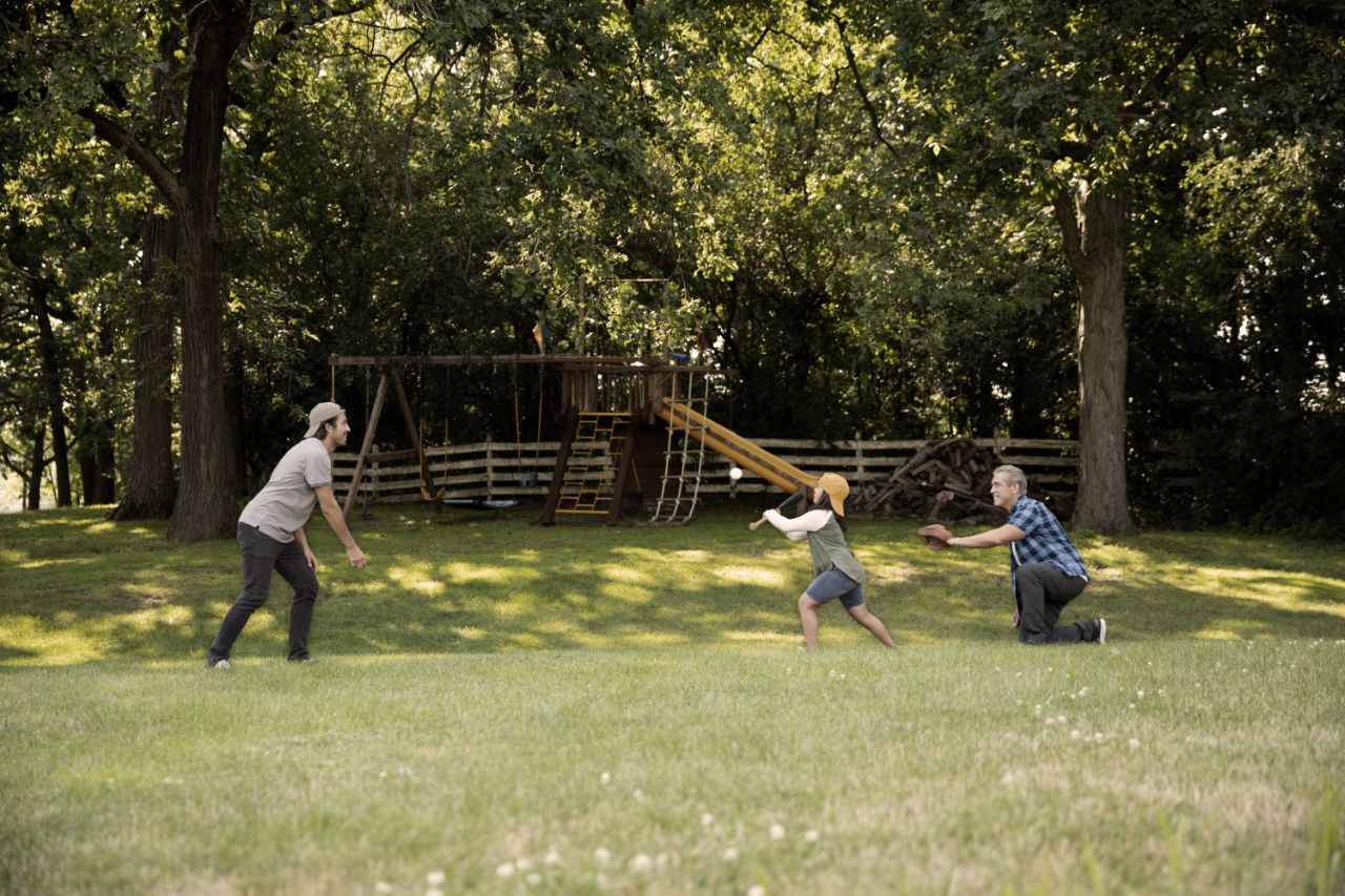 Enfant, père et grand-père jouant au baseball.