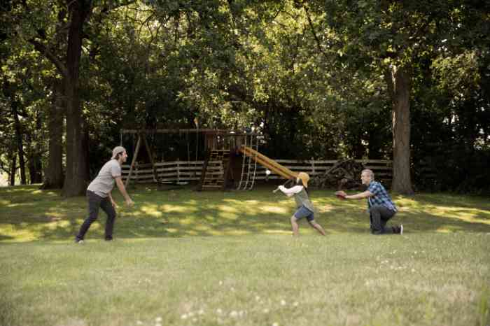 Bambino, padre, nonno che giocano a baseball. 