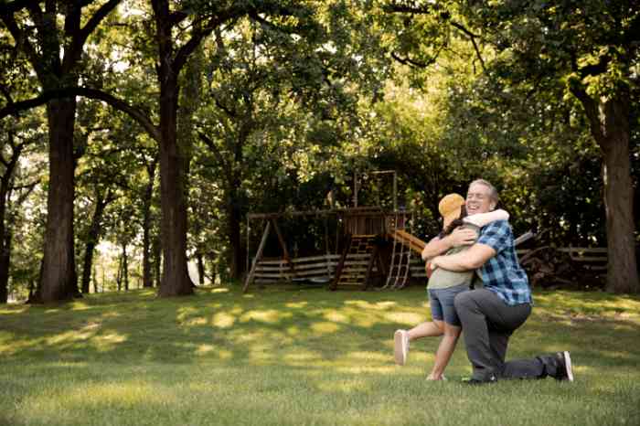 Bambino e nonno che si abbracciano in cortile.