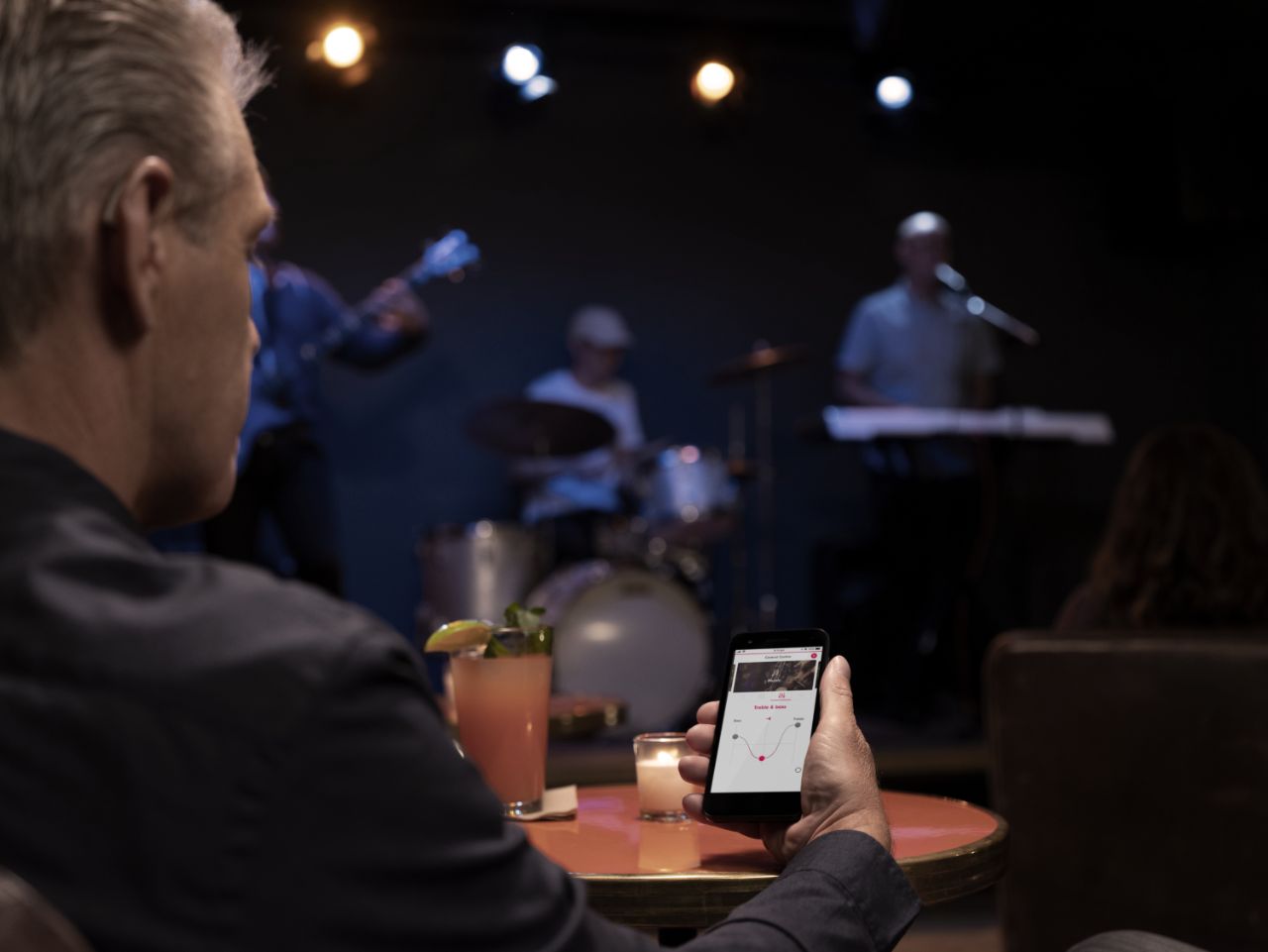 événement musical en direct avec quelqu’un utilisant un téléphone.