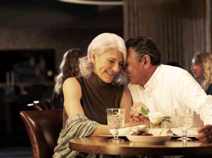 Couple au restaurant lors d'un dîner romantique. 