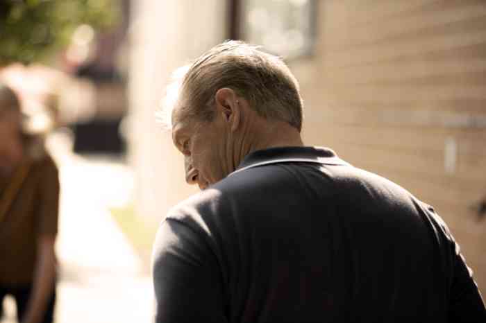 Vater geht mit dem Hund spazieren.