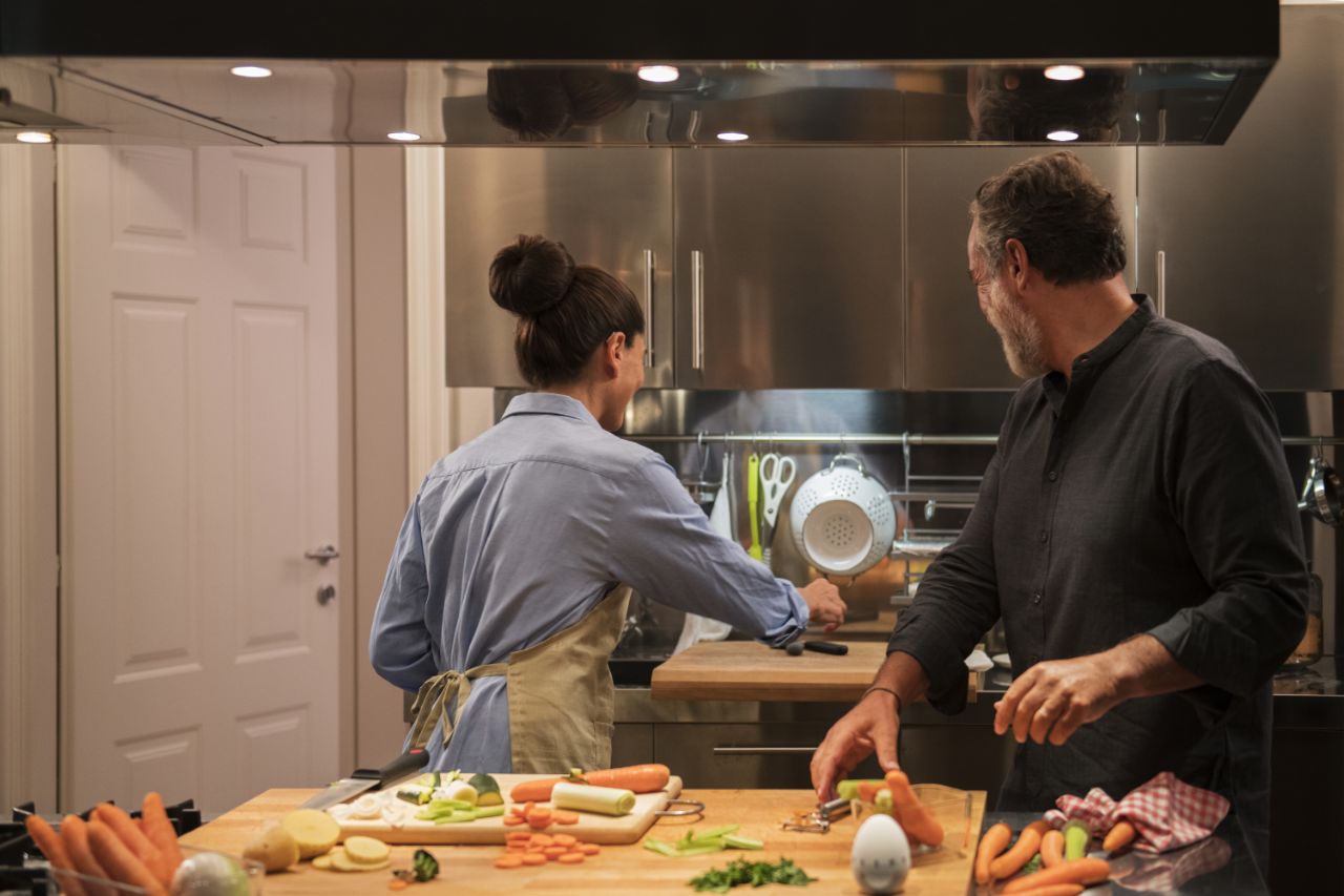 Un couple cuisinant ensemble dans leur cuisine