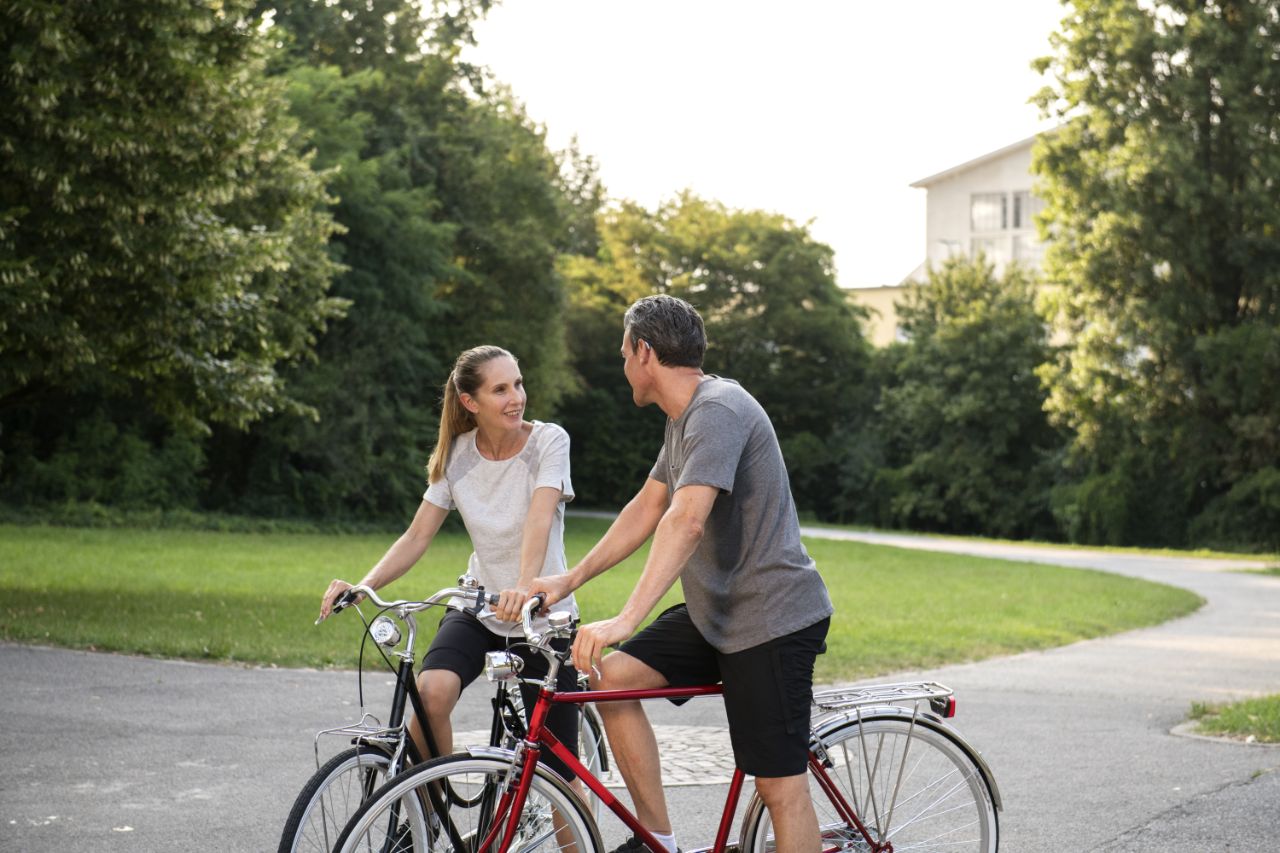 Couple fait du vélo dans un parc