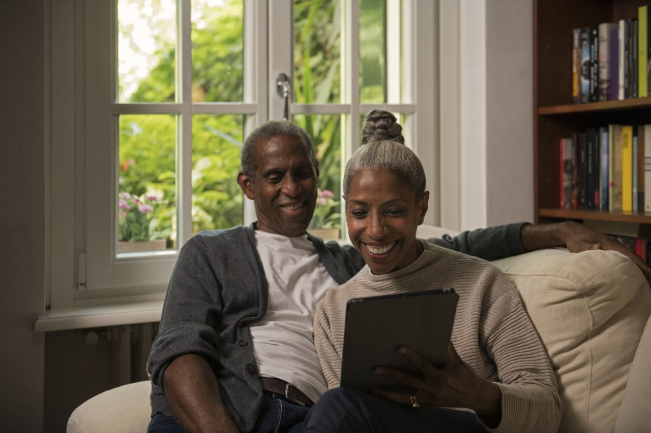 Un couple utilisant ensemble une tablette