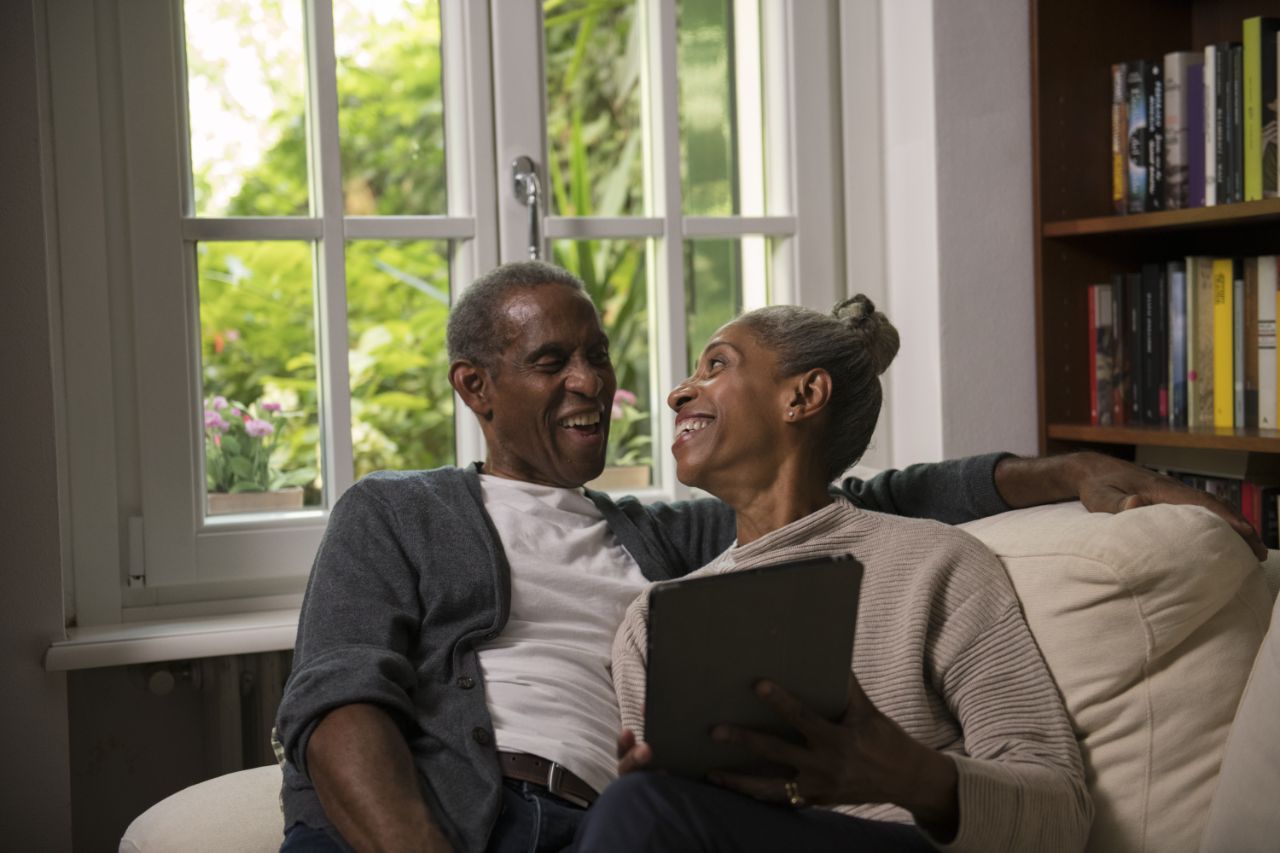 Un couple se divertissant en utilisant une tablette 