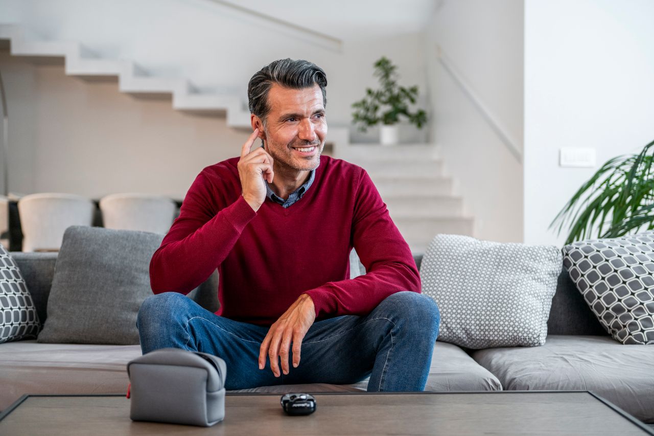 Man op zijn sofa met Ampli energy