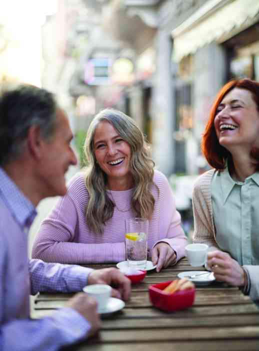Personnes souriantes à une table