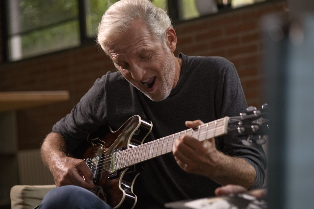 Uomo anziano suona la chitarra