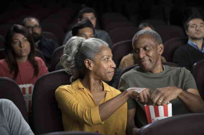 Un couple au cinéma mangeant du pop corn
