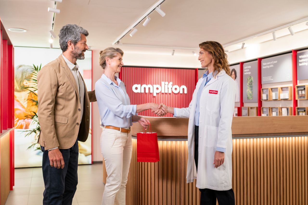 audiologue et clients dans centre auditif Amplifon