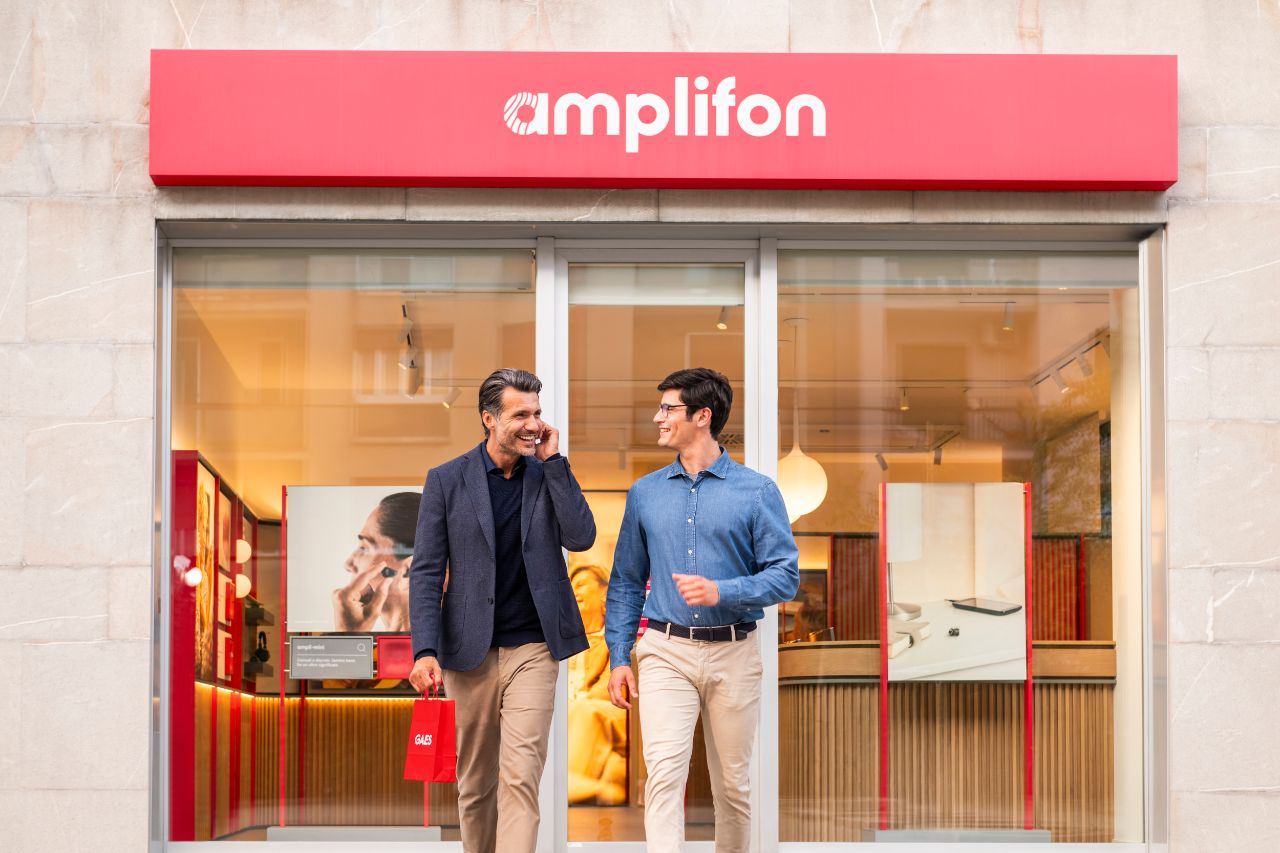 Twee vrienden voor een Amplifon hoorcentrum